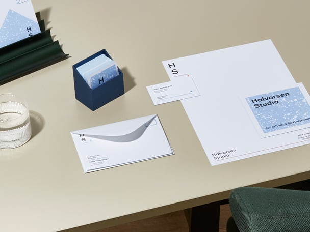 Colección de materiales de impresión MOO Luxe que incluye papel con membrete premium, tarjetas de visita de lujo, minitarjetas y tarjetas de notas de alta calidad con un borde de color
